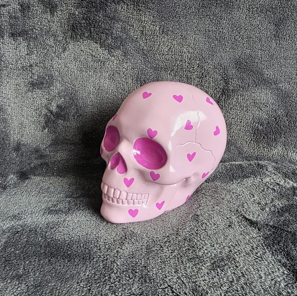 Valentine's Day Halloween Day of the dead Polyresin Skull with Hearts Pink NWT